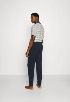 Pier One 2 PackPantaloni Del PigiamaDark Blue/Mottled Light Grey Uomo Per La Notte PI982L00I-K16 -Negozio online Pier One Italia 058df6f0d3f34a2aaf1cb22da08558a8