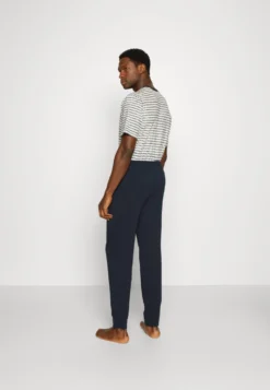 Pier One 2 PackPantaloni Del PigiamaDark Blue/Mottled Light Grey Uomo Per La Notte PI982L00I-K16 -Negozio online Pier One Italia 058df6f0d3f34a2aaf1cb22da08558a8 scaled