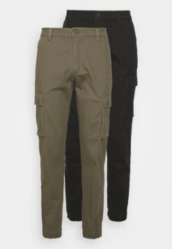 Pier One 2 Pack - Pantaloni Cargo - Olive/Black -Negozio online Pier One Italia 07d111b72b7b4304bcd405fc18ad6beb