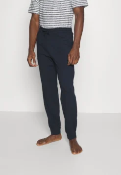 Pier One 2 PackPantaloni Del PigiamaDark Blue/Mottled Light Grey Uomo Per La Notte PI982L00I-K16 -Negozio online Pier One Italia 0992bc85719846bdbf5d551872fb4c4d scaled