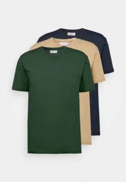 Pier One 3 PackT-Shirt BasicKhaki/Tan/Dark Blue Uomo T-shirt E Polo PI922O0QQ-N11 -Negozio online Pier One Italia 0c35076ff08749278d2b17df3e7e328f