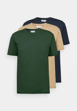 Pier One 3 PackT-Shirt BasicKhaki/Tan/Dark Blue Uomo T-shirt E Polo PI922O0QQ-N11 14 Pier One 3 PackT-Shirt BasicKhaki/Tan/Dark Blue Uomo T-shirt E Polo PI922O0QQ-N11 -Negozio online Pier One Italia 0c35076ff08749278d2b17df3e7e328f scaled