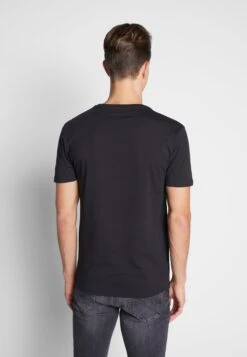 Pier One T-Shirt Con StampaBlack Uomo T-shirt E Polo PI922O0FQ-Q11 -Negozio online Pier One Italia 0d552f3b70294cbe9b438f0d5bb67706