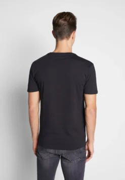 Pier One T-Shirt Con StampaBlack Uomo T-shirt E Polo PI922O0FQ-Q11 8 Pier One T-Shirt Con StampaBlack Uomo T-shirt E Polo PI922O0FQ-Q11 -Negozio online Pier One Italia 0d552f3b70294cbe9b438f0d5bb67706 scaled
