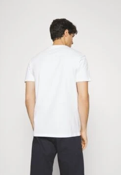 Pier One V Neck Bird Tonal 3 PackT-Shirt BasicWhite/Dark Green/Black Uomo T-shirt E Polo PI922O0XL-A11 -Negozio online Pier One Italia 0f13db0ef61044e1968e599be05b7931