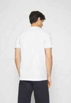 Pier One V Neck Bird Tonal 3 PackT-Shirt BasicWhite/Dark Green/Black Uomo T-shirt E Polo PI922O0XL-A11 9 Pier One V Neck Bird Tonal 3 PackT-Shirt BasicWhite/Dark Green/Black Uomo T-shirt E Polo PI922O0XL-A11 -Negozio online Pier One Italia 0f13db0ef61044e1968e599be05b7931 scaled