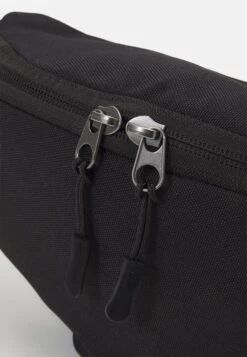 Pier One MarsupioBlack Uomo Borse PI954H02N-Q11 -Negozio online Pier One Italia 125683be70844f65a706e09415f5aff3