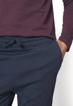 Pier One Pigiama Dark Blue/Bordeaux Uomo Per La Notte PI982M033-K14 -Negozio online Pier One Italia 13926a0a590f47d8a76746add2fcfa92