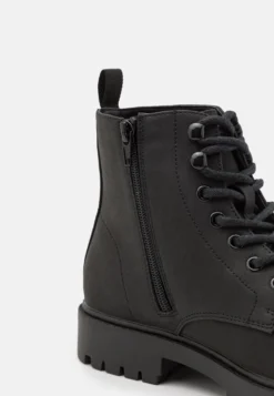 Pier One UnisexStivaletti StringatiBlack Uomo Stivaletti/Stivali PI915K00B-Q12 -Negozio online Pier One Italia 1493b4dce5424028a000fcd682e5a7d2 scaled