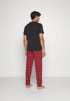 Pier One SinglePigiamaBlack/Red Uomo Per La Notte PI982M047-Q12 -Negozio online Pier One Italia 1d3cc9eeada148de9184da705c62a6b3