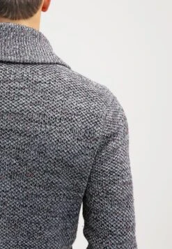 Pier One CardiganDark Grey Melange Uomo Maglieria PI922QA0C-C11 13 Pier One CardiganDark Grey Melange Uomo Maglieria PI922QA0C-C11 -Negozio online Pier One Italia 1d4924f16bf1458cb2ec6dd127eae00d