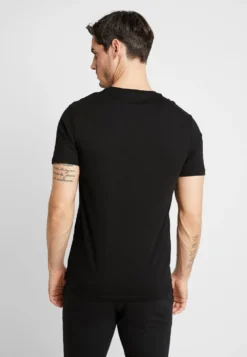 Pier One T-Shirt Con StampaBlack Uomo T-shirt E Polo PI922O09R-Q11 -Negozio online Pier One Italia 22254a88e40c4118997ad7dc70e3588e scaled