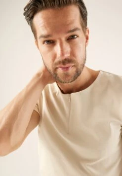 Pier One T-Shirt BasicOff-White Uomo T-shirt E Polo PI922O0YJ-A11 9 Pier One T-Shirt BasicOff-White Uomo T-shirt E Polo PI922O0YJ-A11 -Negozio online Pier One Italia 268e231a57f94050a06b17bfad844e53