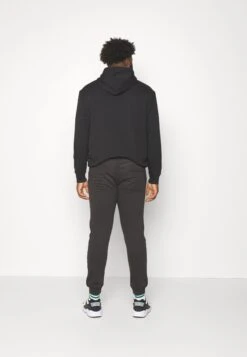 Pier One Pantaloni SportiviBlack Uomo Pantaloni PI922E051-Q11 -Negozio online Pier One Italia 28ea1afa782947619e6cac73d47dca94