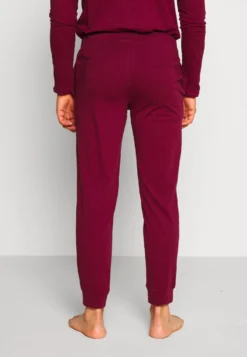 Pier One 2 PackPantaloni Del PigiamaDark Blue/Bordeaux Uomo Per La Notte PI982L00I-K11 8 Pier One 2 PackPantaloni Del PigiamaDark Blue/Bordeaux Uomo Per La Notte PI982L00I-K11 -Negozio online Pier One Italia 2b19dc45e0e348cf8e54668429b0a87c scaled