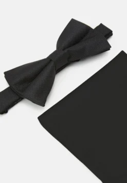 Pier One Set Altri AccessoriBlack Uomo Completi E Cravatte PI952R037-Q11 10 Pier One Set Altri AccessoriBlack Uomo Completi E Cravatte PI952R037-Q11 -Negozio online Pier One Italia 2cca1eb0efd04088b69965831c1a5978 scaled