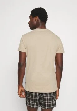 Pier One T-Shirt BasicBeige Uomo T-shirt E Polo PI922O0KZ-B11 7 Pier One T-Shirt BasicBeige Uomo T-shirt E Polo PI922O0KZ-B11 -Negozio online Pier One Italia 2d454d6e6e9d44d68ce05db01a57b8ba