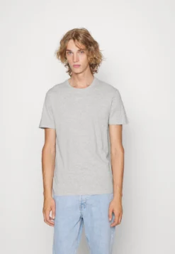 Pier One 5 PackT-Shirt BasicStone/Blue/Mottled Light GreyUomo T-shirt E Polo PI922O0GY-C12 -Negozio online Pier One Italia 30f3ae0ec5cd482992388f7bd388db0e scaled