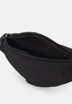 Pier One MarsupioBlack Uomo Borse PI954H02N-Q11 -Negozio online Pier One Italia 31346e2a4e614e92be13399d71ffc238