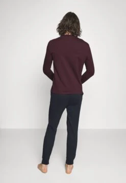 Pier One Pigiama Dark Blue/Bordeaux Uomo Per La Notte PI982M033-K14 -Negozio online Pier One Italia 34a871e63fd34211ac4e777f2698adc7