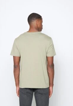 Pier One Moon Scene Graphic T-ShirtT-Shirt Con StampaOlive Uomo T-shirt E Polo PI922O0VY-N11 12 Pier One Moon Scene Graphic T-ShirtT-Shirt Con StampaOlive Uomo T-shirt E Polo PI922O0VY-N11 -Negozio online Pier One Italia 36dcc28cb96f431a920960da342fa0ce