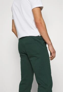 Pier One Pantaloni SportiviDark Green Uomo Pantaloni PI922E03I-M11 -Negozio online Pier One Italia 39902f4039924710878e8cbd571d736c