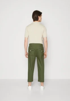 Pier One Pantaloni - Olive 8 Pier One Pantaloni - Olive -Negozio online Pier One Italia 3b639b4608244259a5a82201c428348c scaled