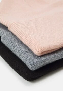 Pier One 3 Pack UnisexBerrettoBlack/Grey/Pink Uomo Cappellie Berretti PI954P00D-Q17 -Negozio online Pier One Italia 3f9ef0f4e0e84951afec0fba0bc8b394