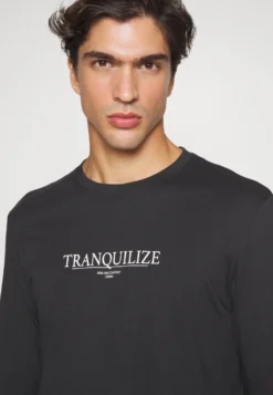 Pier One Maglia Del PigiamaBlack Uomo Per La Notte PI982N00D-Q11 9 Pier One Maglia Del PigiamaBlack Uomo Per La Notte PI982N00D-Q11 -Negozio online Pier One Italia 43dcd33a7c9f4169a82d93289066f35f scaled