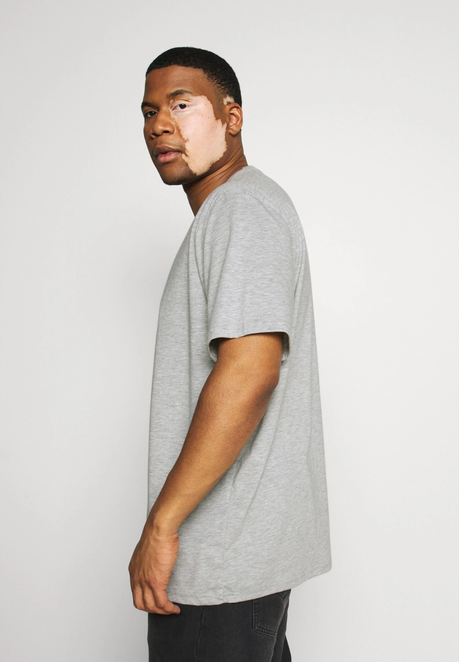 Pier One 5 PackT-Shirt BasicKhaki/Grey/Dark Blue Uomo T-shirt E Polo PI922O0R0-N11 2 Pier One 5 PackT-Shirt BasicKhaki/Grey/Dark Blue Uomo T-shirt E Polo PI922O0R0-N11 - immagine 2