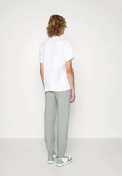 Pier One Pantaloni SportiviGrey Uomo Pantaloni PI922Q0B9-C11 -Negozio online Pier One Italia 45a72f66251540d98f4e2c7fa226e527 scaled