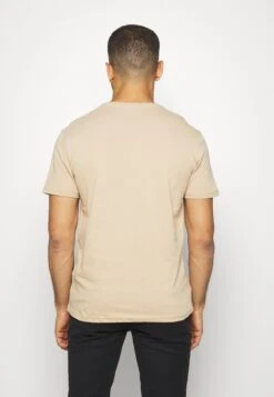 Pier One 3 PackT-Shirt BasicKhaki/Tan/Dark Blue Uomo T-shirt E Polo PI922O0QQ-N11 -Negozio online Pier One Italia 4791eff63e034d17860691ffbf9cb972