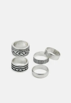 Pier One 5 PackAnelloSilver-Coloured Uomo Gioielli PI952L002-D11 5 Pier One 5 PackAnelloSilver-Coloured Uomo Gioielli PI952L002-D11 -Negozio online Pier One Italia 48d9426159f14295beb9816060c1545d scaled