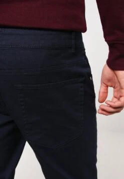 Pier One PantaloniDark Blue Uomo Pantaloni YO122E00Y-K11 -Negozio online Pier One Italia 4d84639e404a4ad287d720ef0ed6b2ba
