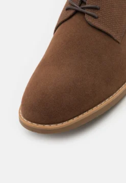 Pier One StringateBrown Uomo Scarpe Con I Lacci PI912M0E3-O11 -Negozio online Pier One Italia 4e8a053af9ba4597871e5b399978275b scaled