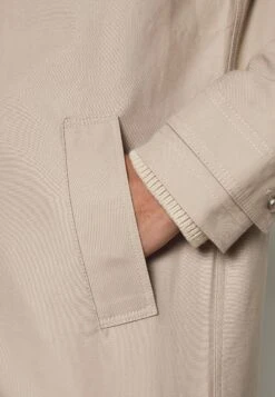 Pier One Commuter Coat Cappotto CortoTan Uomo Cappotti PI922T04G-B11 -Negozio online Pier One Italia 4ef4ad0f60904e2a9c12d606b1474ddb