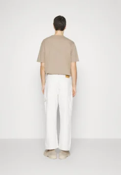 Pier One Carpenter Colored Twill Jeans A SigarettaOff-White Uomo Jeans PI922G04S-A11 -Negozio online Pier One Italia 4fab3a7ad84e43dfa273cbbbc4f63ebc scaled