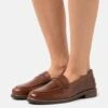 Pier One Leather - Scarpe Senza Lacci - Brown