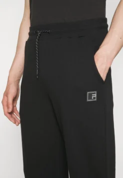 Pier One Pantaloni SportiviBlack Uomo Pantaloni Sportivi E Joggers PI922E05N-Q11 9 Pier One Pantaloni SportiviBlack Uomo Pantaloni Sportivi E Joggers PI922E05N-Q11 -Negozio online Pier One Italia 554949102225465492c1ee91c48fc328 scaled
