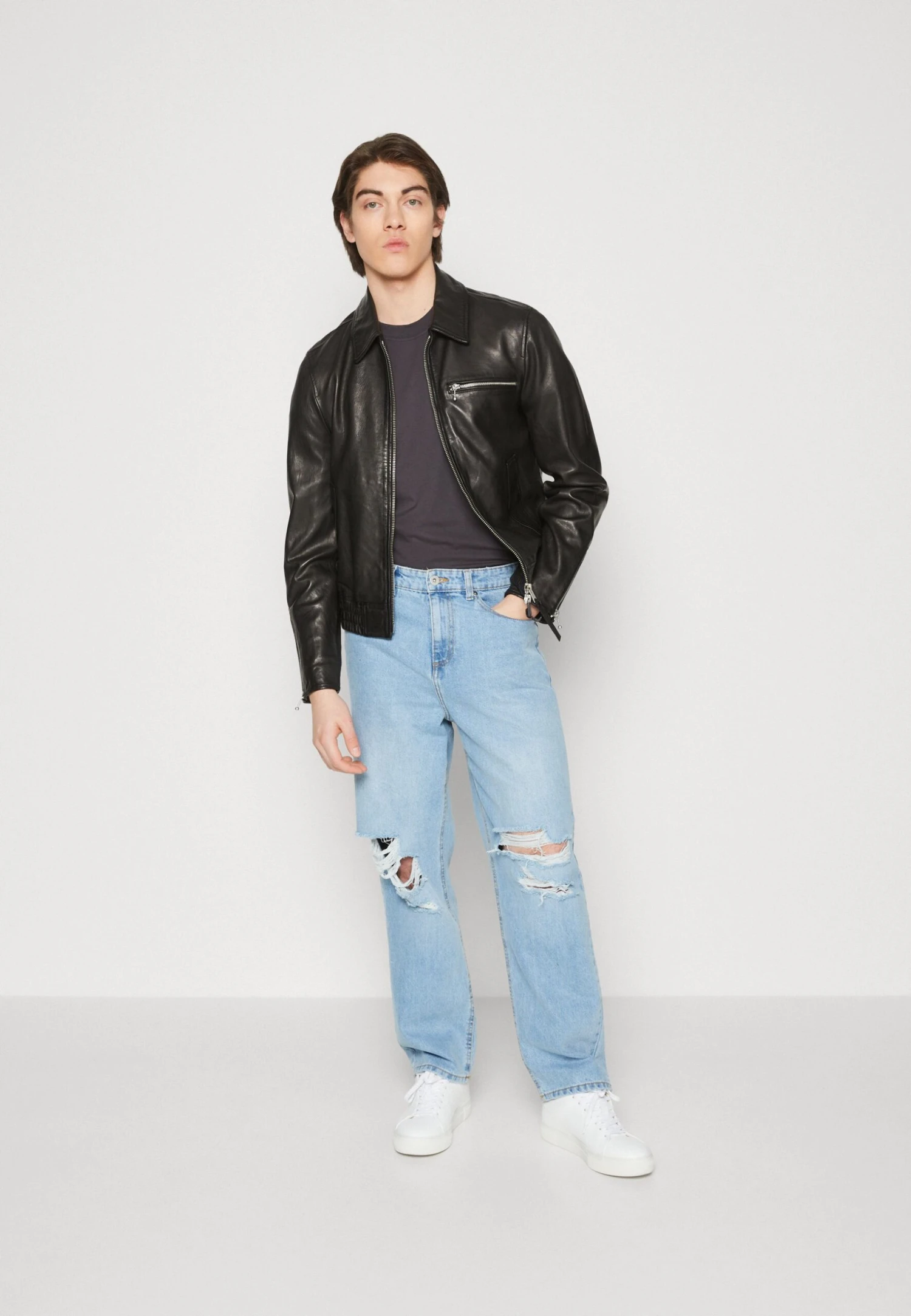 Pier One Distress On KneesJeans BaggyLight Blue Denim Uomo Jeans PI922G04N-K11 2 Pier One Distress On KneesJeans BaggyLight Blue Denim Uomo Jeans PI922G04N-K11 - immagine 2