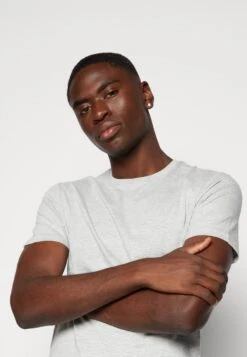 Pier One Unisex 5 PackT-Shirt BasicBlack /Dark Blue/Dark Green Donna T-shirt E Top PI921001F-Q11 -Negozio online Pier One Italia 5a5f64d2aa404b7aa94ccdac681bdd95