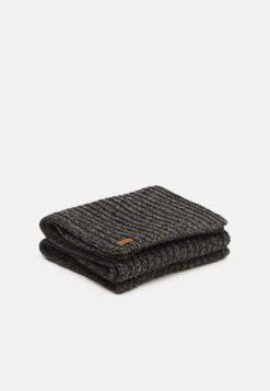 Pier One SetSciarpaDark Grey Uomo Foulard E Sciarpe PI952G01R-C12 8 Pier One SetSciarpaDark Grey Uomo Foulard E Sciarpe PI952G01R-C12 -Negozio online Pier One Italia 5ae5e4ca5c9d47838ce8687802b0e3b2