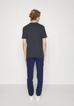Pier One Pantaloni CargoDark Blue Uomo Pantaloni YO122E00V-K11 -Negozio online Pier One Italia 5c00885dad824dae8695257be5d7652f