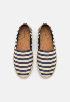 Pier One UnisexEspadrillasDark Blue/White Uomo Scarpe Basse PI915C00F-K11 9 Pier One UnisexEspadrillasDark Blue/White Uomo Scarpe Basse PI915C00F-K11 -Negozio online Pier One Italia 656fb98ccb7640ac939ccc145e729a86 scaled