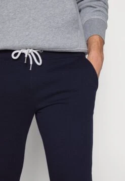 Pier One 2 PackPantaloni SportiviDark Blue Uomo Pantaloni PI922E03K-K11 -Negozio online Pier One Italia 68cb3f7922214faa8f90eb382dbf9b84