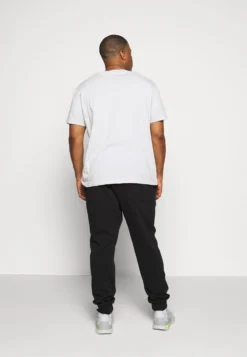 Pier One Pantaloni SportiviBlack Uomo Pantaloni PI922E03U-Q11 -Negozio online Pier One Italia 699521bb2749412dbeafcb45a7d1ceb2 scaled