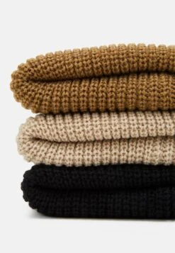 Pier One Unisex 3 PackBerrettoBlack/Khaki/Beige Donna Cappelli E Foulard PI954P00M-Q13 -Negozio online Pier One Italia 71e4b7a49f044ebea3dbd76514f0fa09