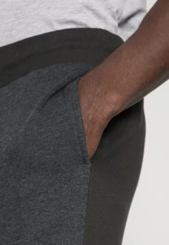 Pier One Pantaloni SportiviDark Grey Uomo Pantaloni PI922E020-C11 -Negozio online Pier One Italia 7330a65cce2c4272b5ca30f392b2c466