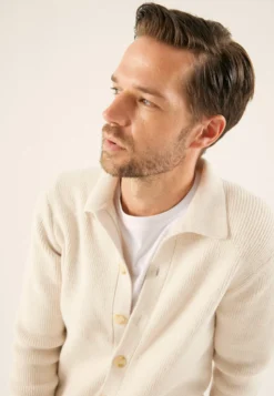 Pier One CardiganOff-White Uomo Maglieria PI922Q0BR-A11 11 Pier One CardiganOff-White Uomo Maglieria PI922Q0BR-A11 -Negozio online Pier One Italia 7665ab1873624376a7caab16babf26d5 scaled