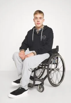 Pier One Pantaloni SportiviMottled Light Grey Uomo Pantaloni PI922E04P-C11 12 Pier One Pantaloni SportiviMottled Light Grey Uomo Pantaloni PI922E04P-C11 -Negozio online Pier One Italia 773a03b4faab4f3fa3492bdf41677c66